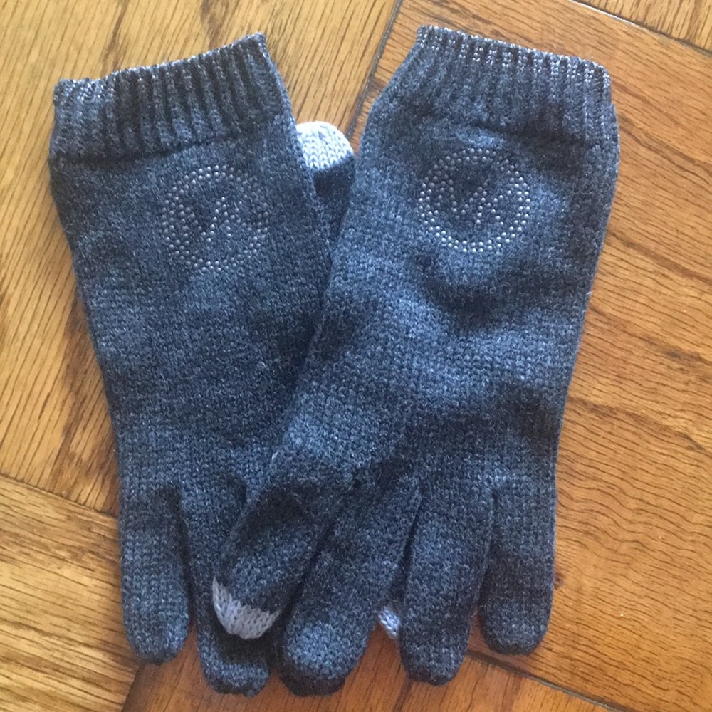 Like new!! Michael Kors embroidered gloves